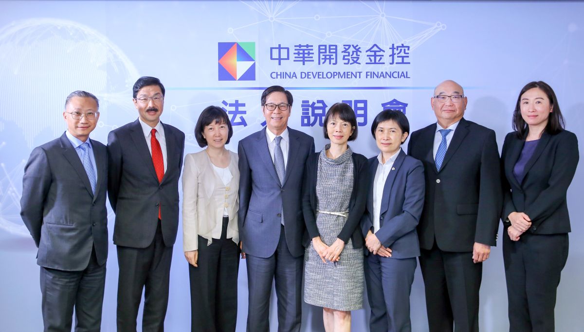▲開發金控舉行法人說明會，由代理總經理許道義（左四）主持。（圖／開發金提供）