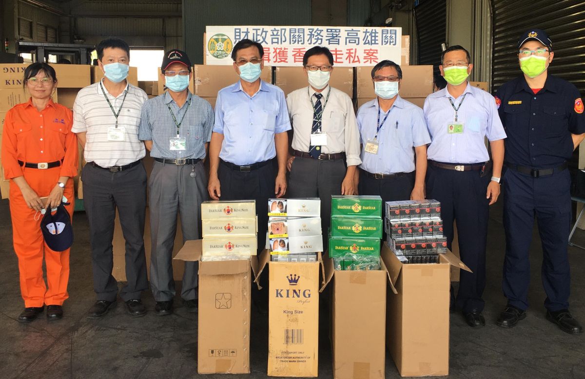 ▲財政部關務署高雄關查獲1艘兩岸航線貨櫃輪利用大帆布袋丟包走私香菸。(圖／記者黃守作攝，2020.08.19)
