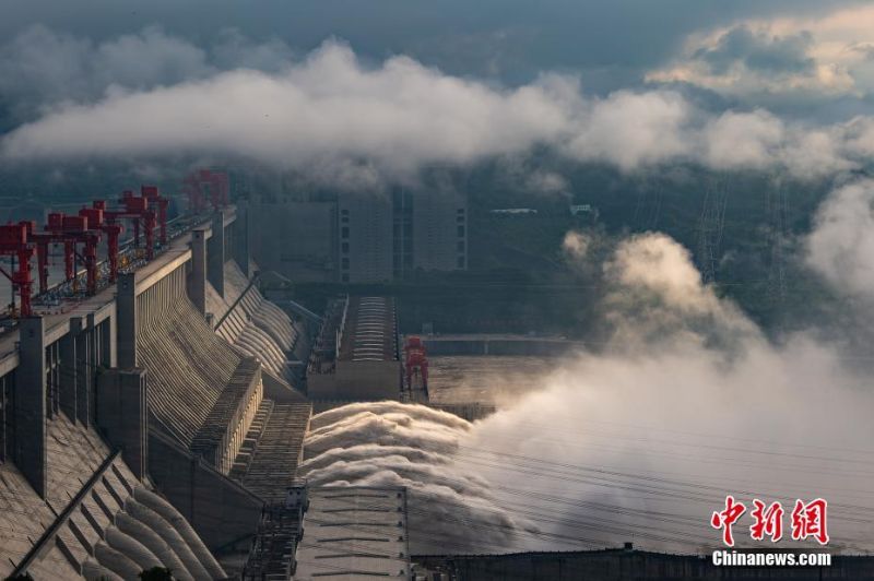 三峽大壩迎建造以來最大洪水　急開10孔洩洪、防汛升級
