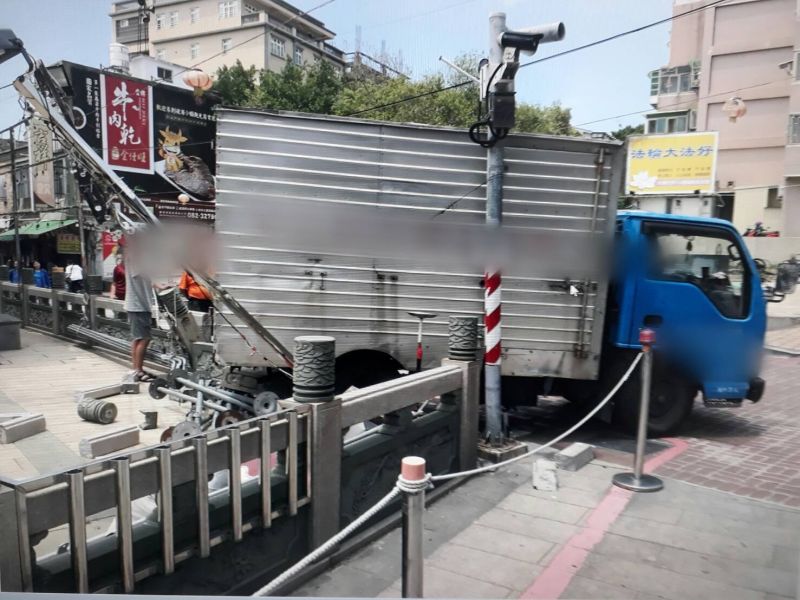 ▲自小貨車撞毀北鎮廟右側圍籬,恐賠償十多萬元修復費用。(圖/金門縣警局提供)