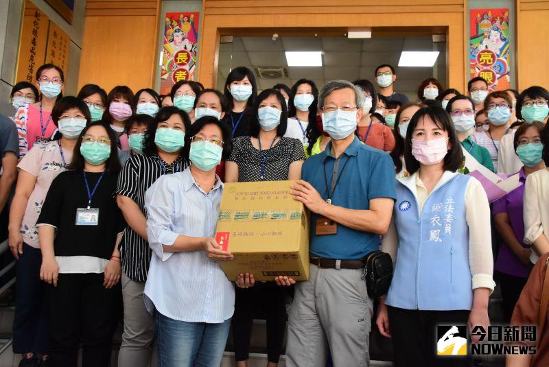 ▲王惠美關心一起守護鄉親健康的一線防疫人員,並為局長葉彥伯等人加油打氣,送上媽祖平安餅。(圖/記者陳雅芳攝,2020.08.19)