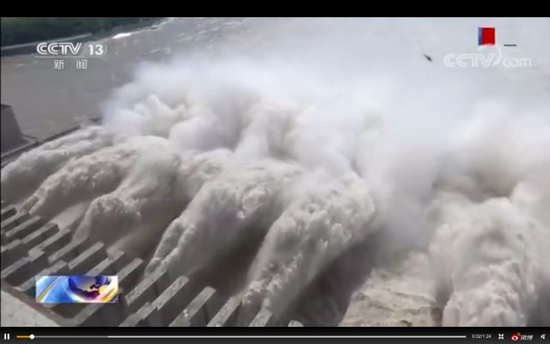 ▲三峽大壩19日下午開啟10孔洩洪。（圖／翻攝自央視影片）