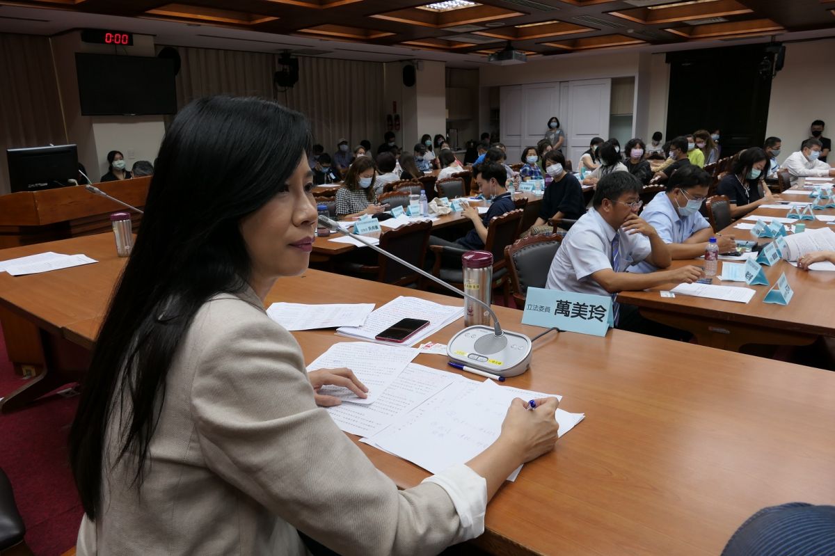 ▲萬美玲表示蔡英文曾提出0到6歲國家養政策，但至今預算都沒編出來。 (圖/萬美玲辦公室提供)