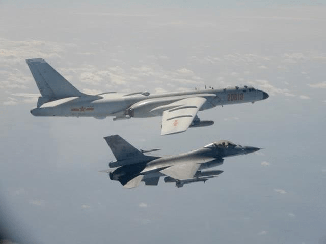 ▲台灣F-16戰機飛行於中國轟6戰機旁。(圖/翻攝自央視)