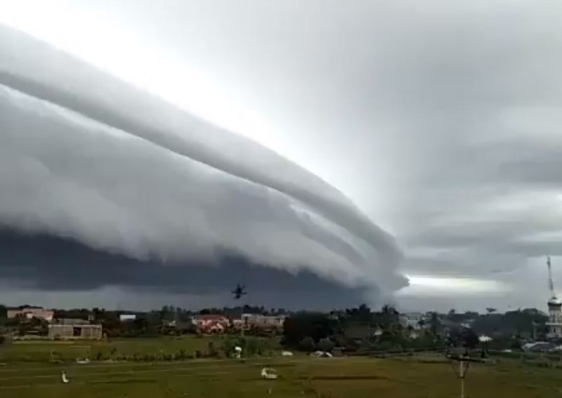 影／印尼天空出現詭異「海嘯雲」　民眾嚇壞直呼像末日
