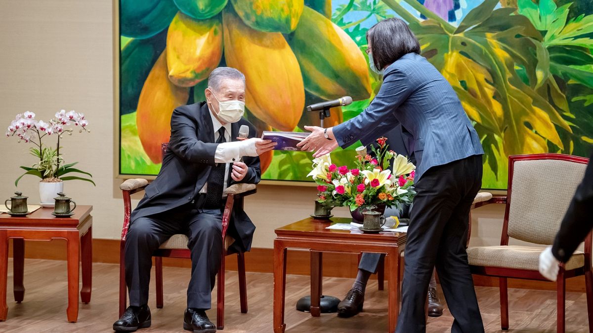 ▲國民黨前主席洪秀柱批評蔡英文總統雙手接下日本前首相森喜朗單手遞上的漫畫雜誌，「外交姿態卑躬屈膝」。(資料照 / 總統府官網)