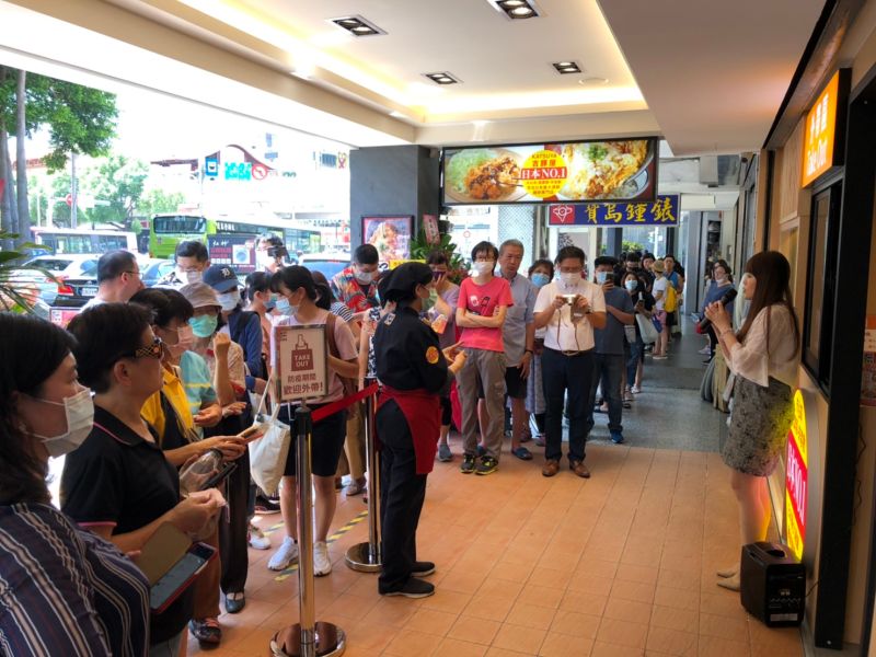 ▲捷運石牌店一號出口不到兩分鐘路程及店門口有超過10線道公車路線支援,品牌期許帶給鄰近住宅家庭客及交通往返上班族最便利快速的日本國民美味豬排。(圖/記者黃仁杰攝,2020.08.20)
