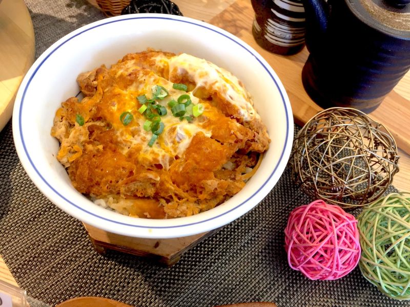 ▲業者為歡慶石牌店隆重開幕,於20至23日首4日祭出吉豚豬排丼(竹)、里肌豬排定食、豬排咖哩(竹)優惠價150元。(圖/記者黃仁杰攝,2020.08.20)