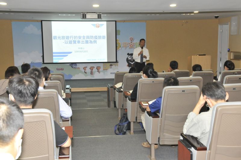 ▲觀光旅遊行的安全與防疫旅遊講座,由交通部公路總局主任秘書林福山主講「以遊覽車出團為例」。(圖/觀光局提供)