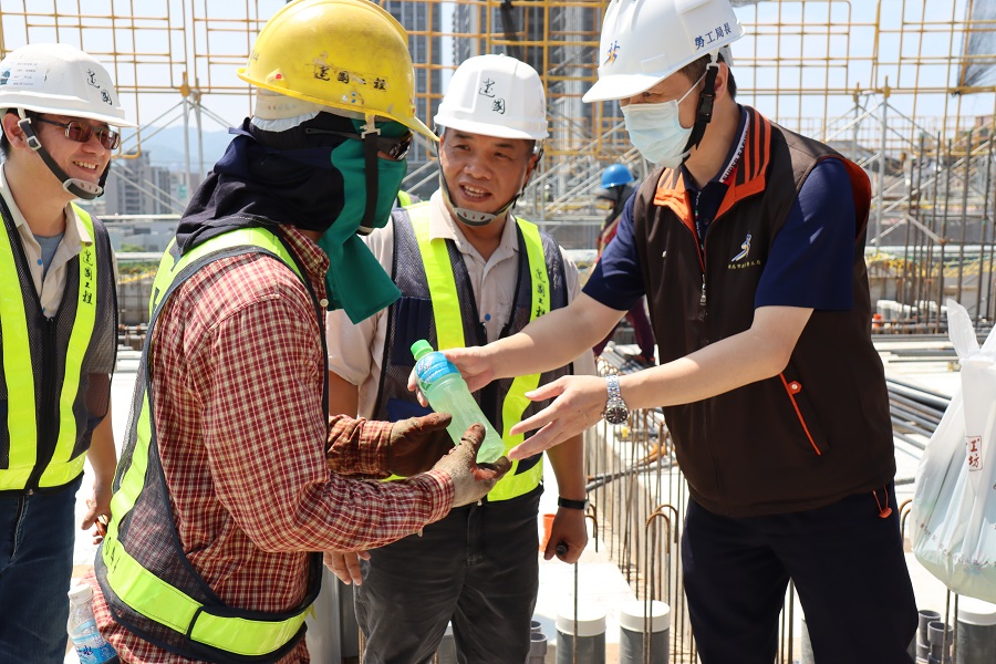 ▲新北市勞工局長陳瑞嘉今(20)日在勞檢處長陳淑貞陪同下，前往建國工程承攬之土城青年住宅工地，視察熱危害預防相關措施。（圖／新北市勞工局提供）