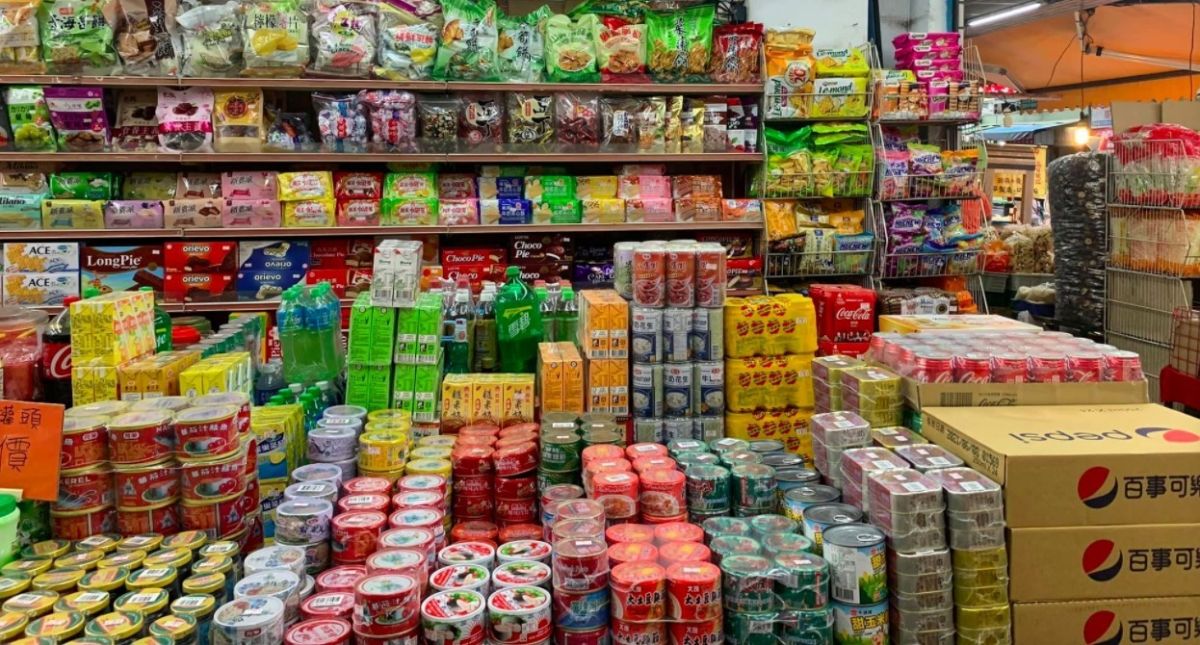 ▲一年一度的中元普渡來臨，不少婆媽又開始準備祭拜的供品，但到底哪間賣場好買呢？（圖/翻攝爆廢公社）