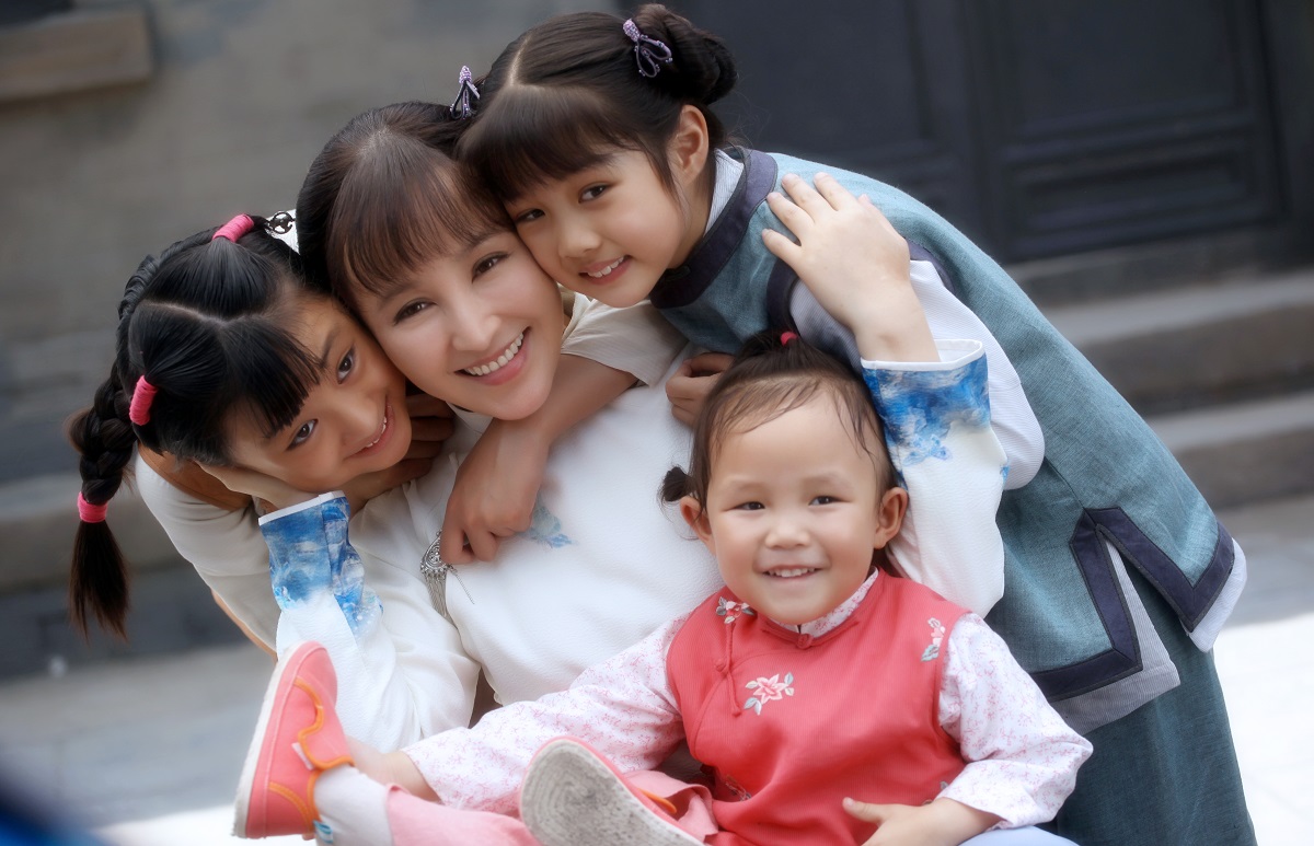 ▲岳麗娜和女兒（前）都演出《娘道》。（圖 / 緯來提供）