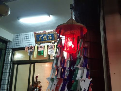 ▲每到農曆七月，家家戶戶都會掛起「普渡燈」為好兄弟、好姐妹照亮回家的路，但此一良善、美意的習俗，現在卻越來越少見，僅剩特定地區尚保有此一習俗。（圖／翻攝自在 台 灣 伯 公 的 家【 潭 頭 玉 敕 福鎮宮 】粉專）