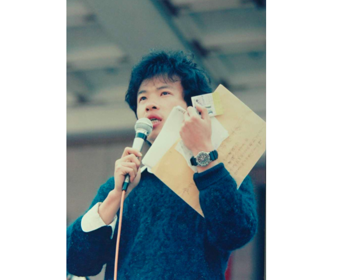 ▲翁章梁認為，野百合主要是長期累積的社會矛盾，在解嚴之後的大爆發；太陽花學運則是面對大陸影響遽增，年輕人對中國大陸產生不安﹔圖為主導野百合學運期間的翁章梁。（圖/嘉義縣政府提供）