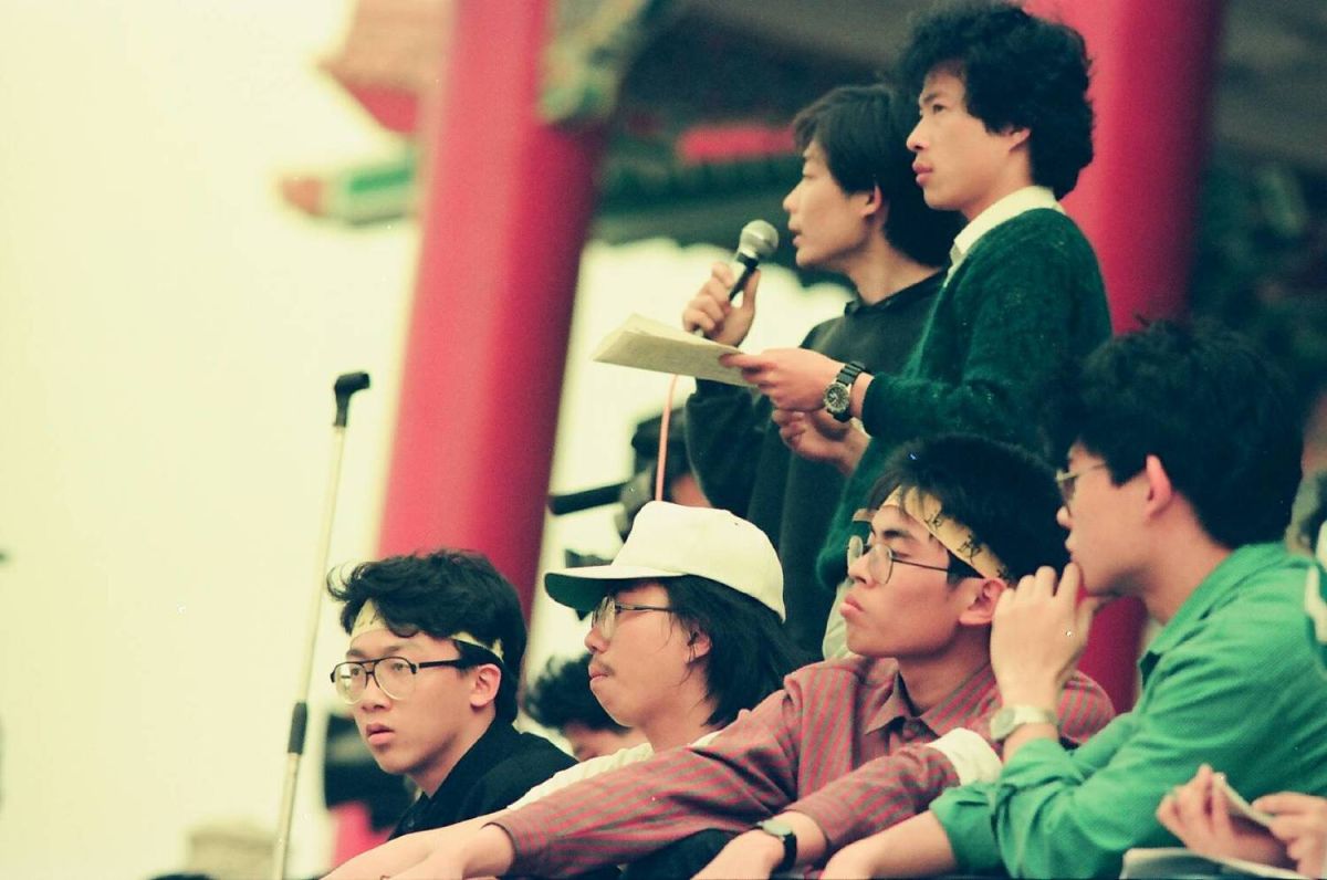 ▲翁章梁(上排最右)認為，當時參與野百合的學生很浪漫，試圖想要去改變世界，在想要改變世界的同時，也改變了自己。(圖/嘉義縣政府提供)