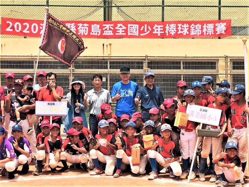 ▲講美國小教練李奉勳開心的說,顏子宸就是為了這場冠軍賽而準備,他就勉勵小球員們再接再厲把獎盃拿回來。(圖/澎湖縣政府提供)