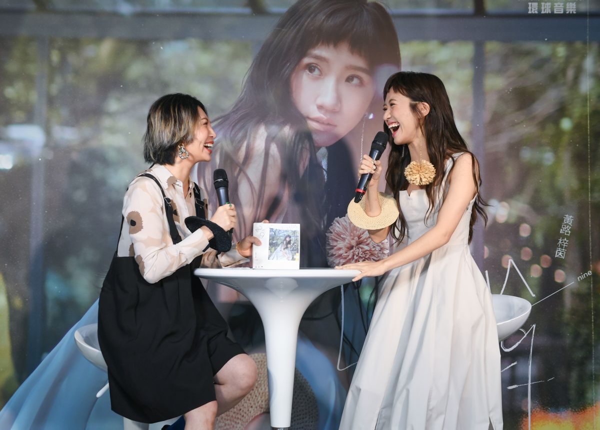 ▲Lulu黃路梓茵（右）推出新專輯，談起歌曲《讓我們在一起吧》，她笑說讓人想談戀愛，還開玩笑表示想要等魏如萱的兒子長大。（圖／環球音樂提供）