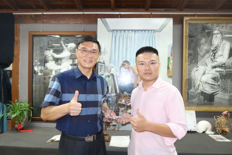 ▲青年畫家黃俊奪得第32屆奇美藝術獎,鹿港鎮長許志宏前往桂花巷藝術村頒獎祝賀。(圖/記者陳雅芳攝,2020.08.20)