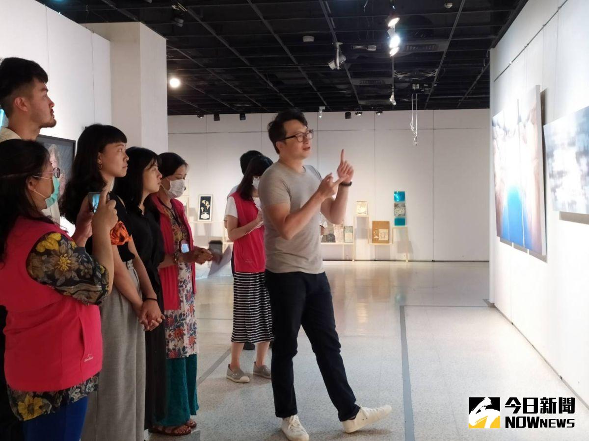 ▲東海大學美術系教授段存真希望能以「Murmur」，來反映1990年前後出生的年輕藝術家，集體的世代焦慮，以及各自詩意又曖昧的喃喃自語。（圖／記者葉靜美攝，2020.08.20）