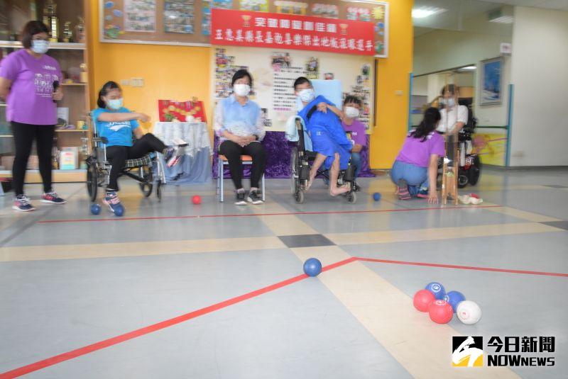 ▲選手簡宗賢說,透過不斷的練習與經驗的累積,從中領悟地板滾球的施力、撞擊、路線、遠近等技巧。(圖/記者陳雅芳攝,2020.08.20)