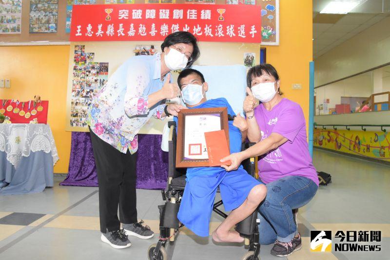 ▲縣長王惠美表揚林宏盈,他用雙腳為自己開創精彩人生。(圖/記者陳雅芳攝,2020.08.20)