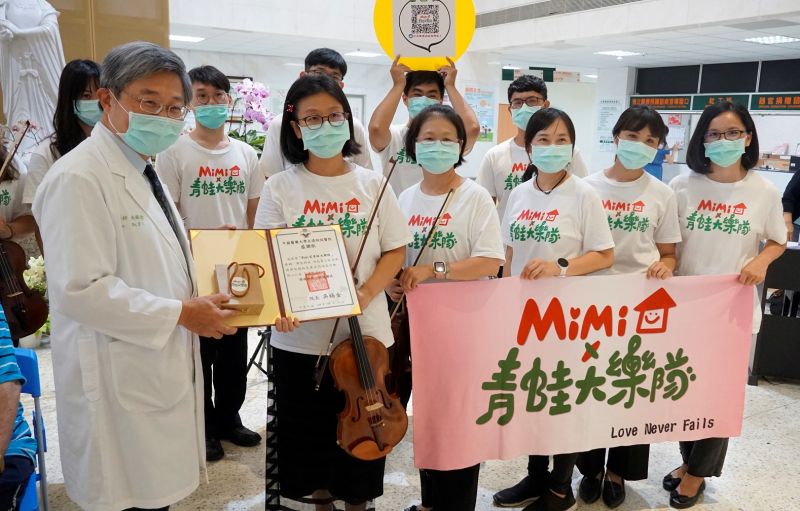 ▲院長吳錫金感謝陳虹百教授與團員老師們,精心設計的肢體律動、撫慰關懷失智據點長輩。(圖/記者蘇榮泉攝,2020.08.20)