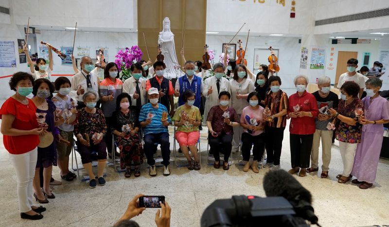 ▲樂隊讓長輩以豐富的打擊樂器與樂團合奏,共渡美好時光。(圖/記者蘇榮泉攝,2020.08.20)