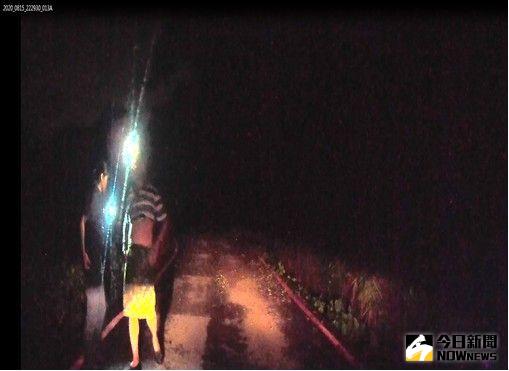 ▲巡邏警網發現半夜果園怎有燈光,於是守株待兔,竊嫌辯稱是果園主人,卻無法說出為何刻意選在半夜採收。(圖/記者陳雅芳翻攝,2020.08.20)