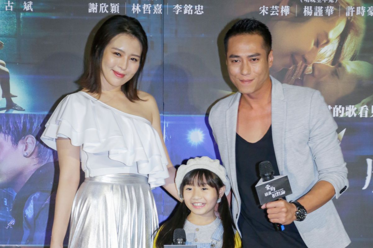 ▲劉品言（左）為角色實地到酒店實習。（圖 / 衛視中文台提供）