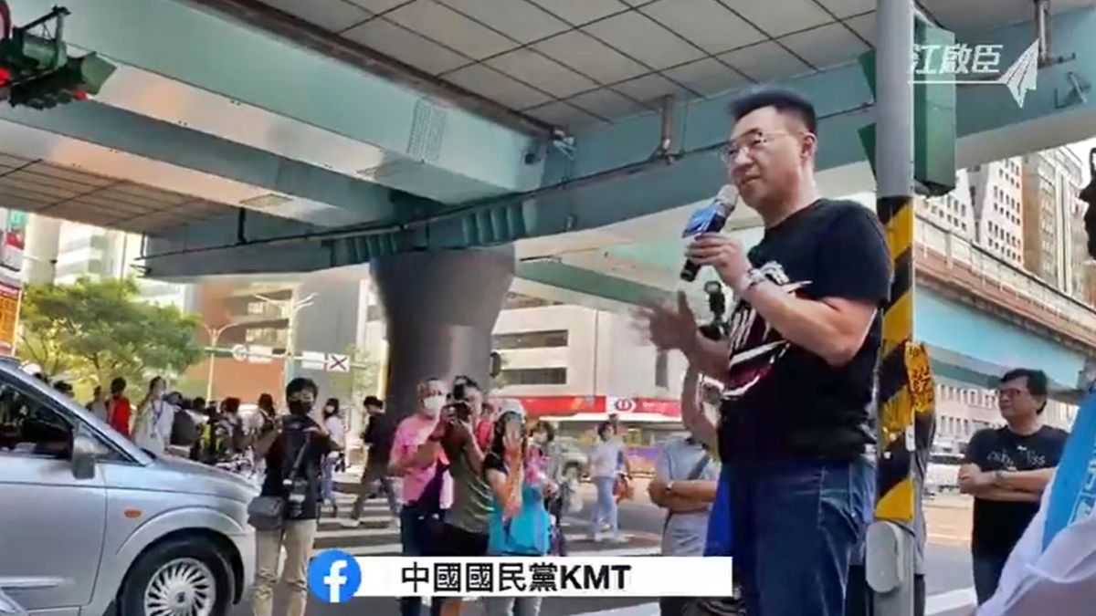▲國民黨主席江啟臣20日在台北市街頭啟動「還我公投」演講與連署。（圖／國民黨提供）