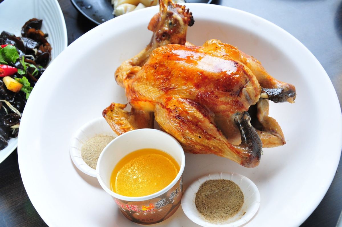 ▲大坑東山棧的甕缸雞皮酥肉多汁，飄香千里，月銷6千隻。（圖／東山棧提供）