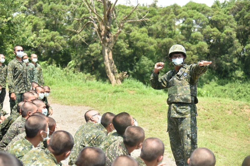 ▲「當兵」這回事，是能夠成為過來人茶餘飯後的話題。近日，就有網友提出疑問，「新訓結訓大合照應該買嗎？不買會後悔嗎」。（示意圖／翻攝自《中華民國陸軍臉書》