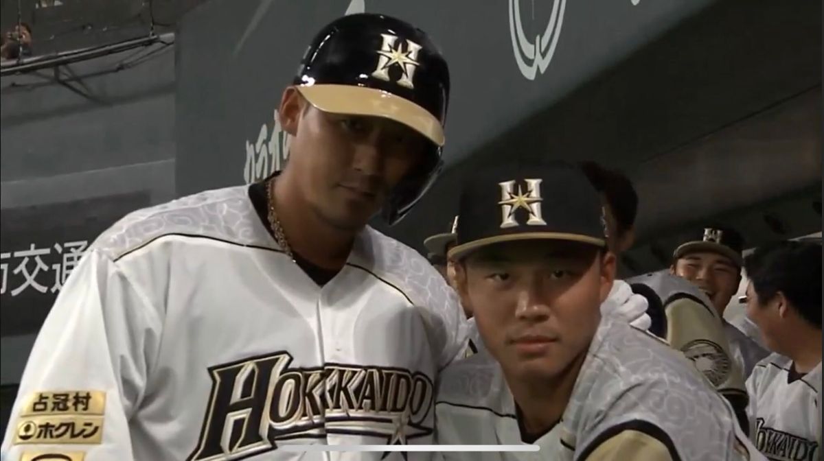 ▲中田翔、王柏融（右）一起慶祝全壘打。（圖／取自GAORA Sports)