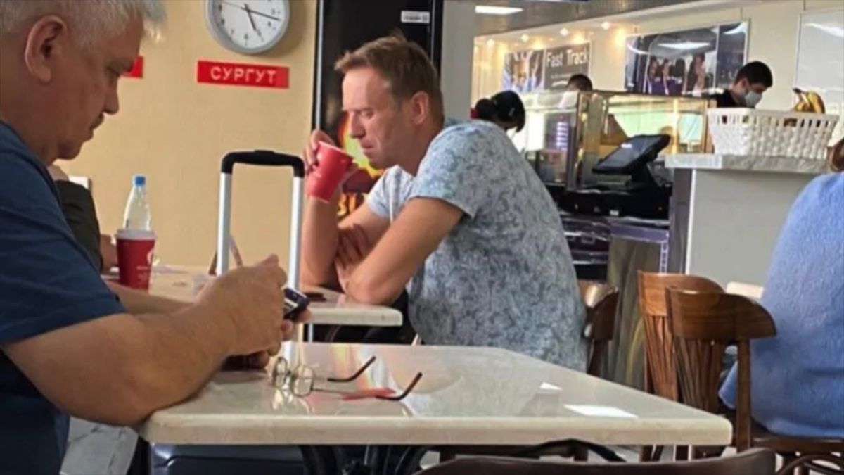 ▲納瓦爾尼在當天登機前，曾在機場喝了一杯茶，他的親信和支持者強烈懷疑，有人在茶裡動了手腳。（圖／翻攝自英國電訊報）