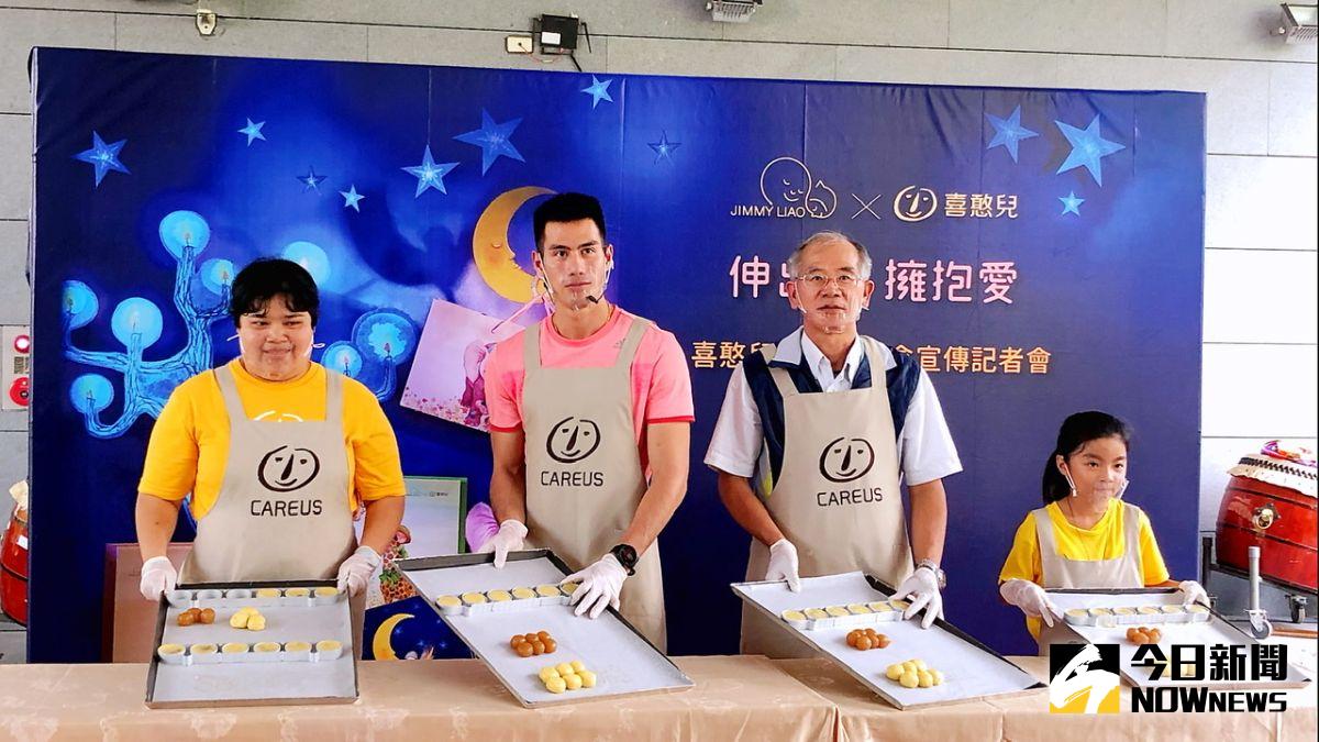 ▲「台灣最速男」楊俊瀚（左二）高市勞工局代理局長陳石圍（左三）、偏鄉學童與憨兒一起做月餅。（圖／記者陳美嘉攝，2020.08.20）