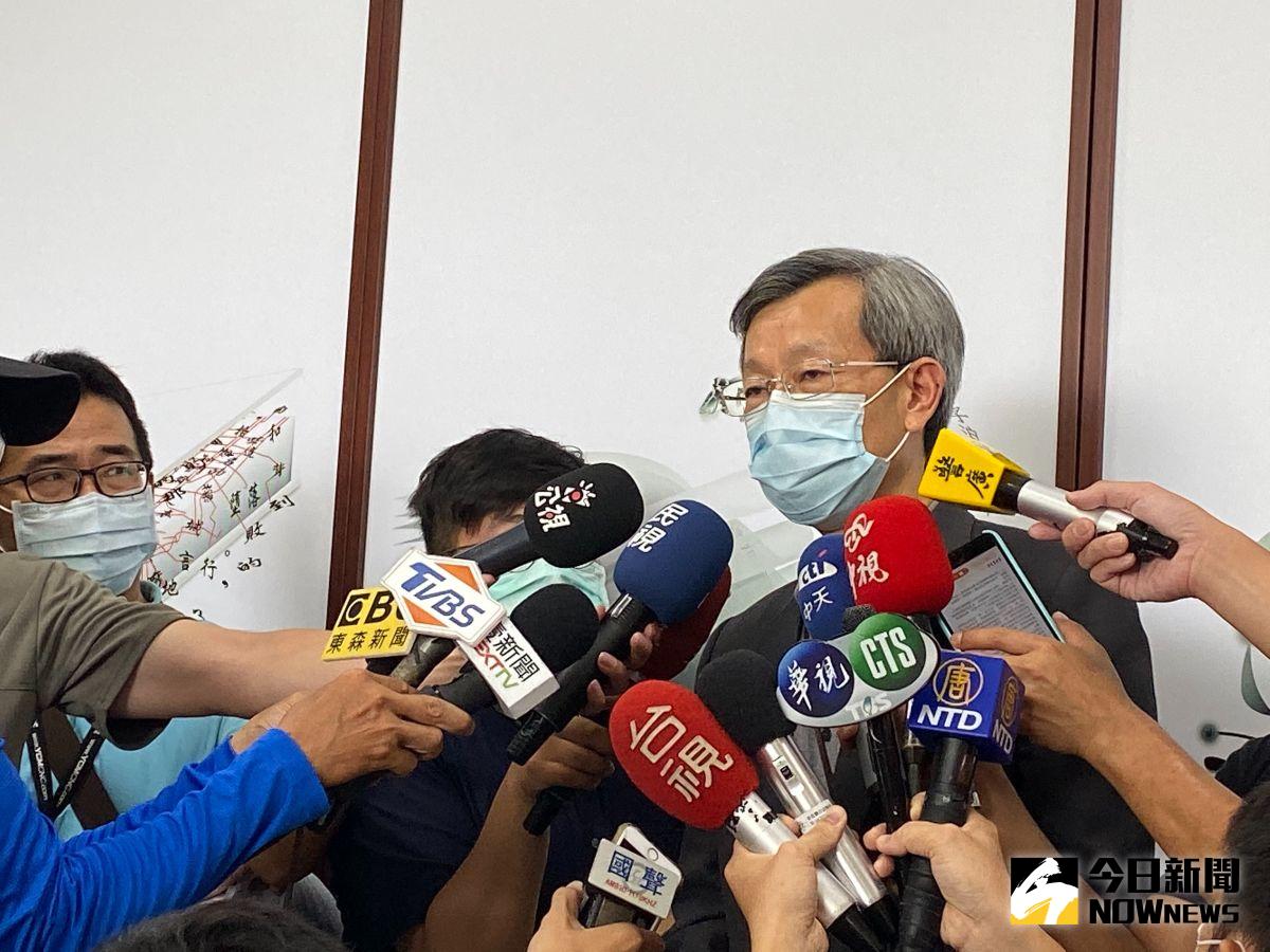 ▲彰化縣衛生局長葉彥伯今（21）日數度哽咽，他強調地方防疫的單位，比中央規定的「多做一點而已」（圖/記者陳雅芳攝）