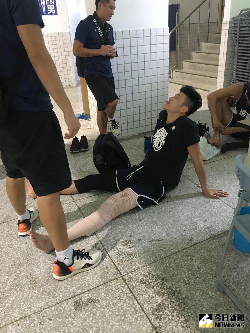 ▲政大雄鷹大三前鋒李允傑昨天爆砍47分,今(21)日意外受傷只能在場邊觀戰。(圖/鍾東穎攝
