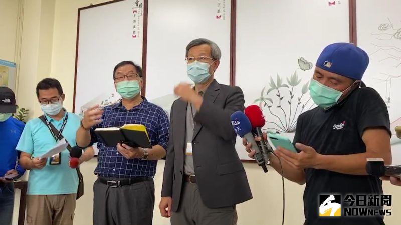▲政風調查彰化縣衛生局風暴持續擴大,衛生局長葉彥伯由新聞處長李俊德陪同,首度上火線公開回應。(圖/記者陳雅芳攝,2020.08.21)