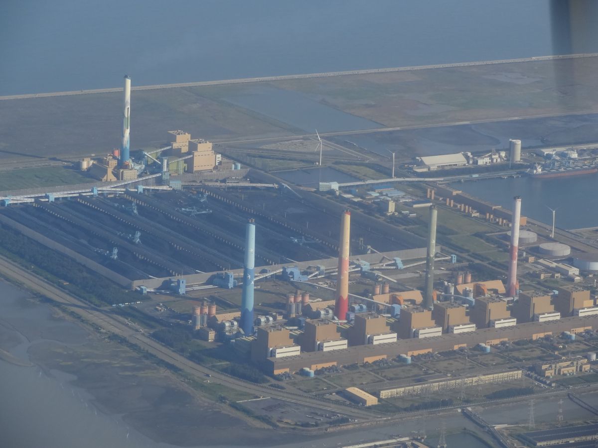 ▲「西之島火山灰」西移，並且有滯留的跡象，空氣品質略有轉差，中市府籲中火降載或停機。(圖／資料照片)