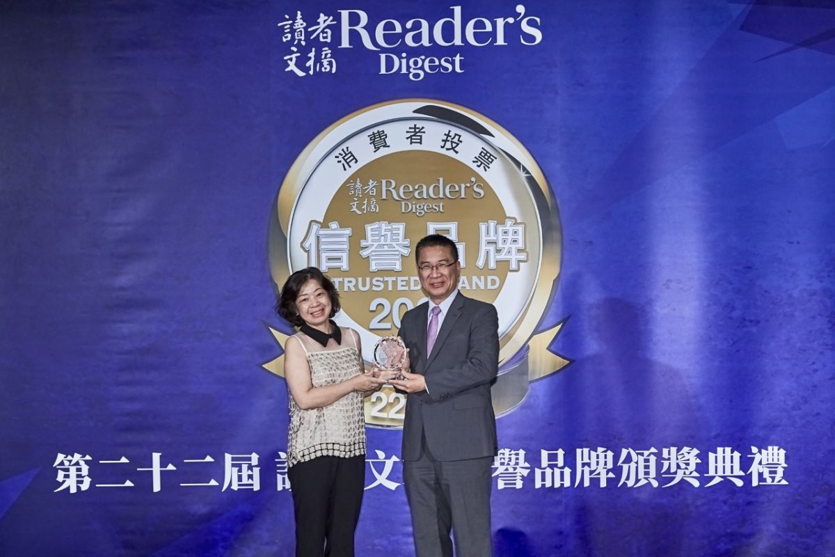 ▲歐德傢俱蟬連12年獲信譽品牌肯定，歐德集團協理陳玫瑰(左)從內政部長徐國勇(右) 手中接獲獎座。（圖／歐德傢俱提供）