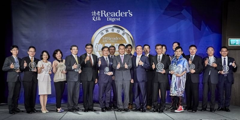 ▲歐德集團協理陳玫瑰(左四)代表領取第22屆信譽品牌【系統家具類】金獎。(圖/歐德傢俱提供)