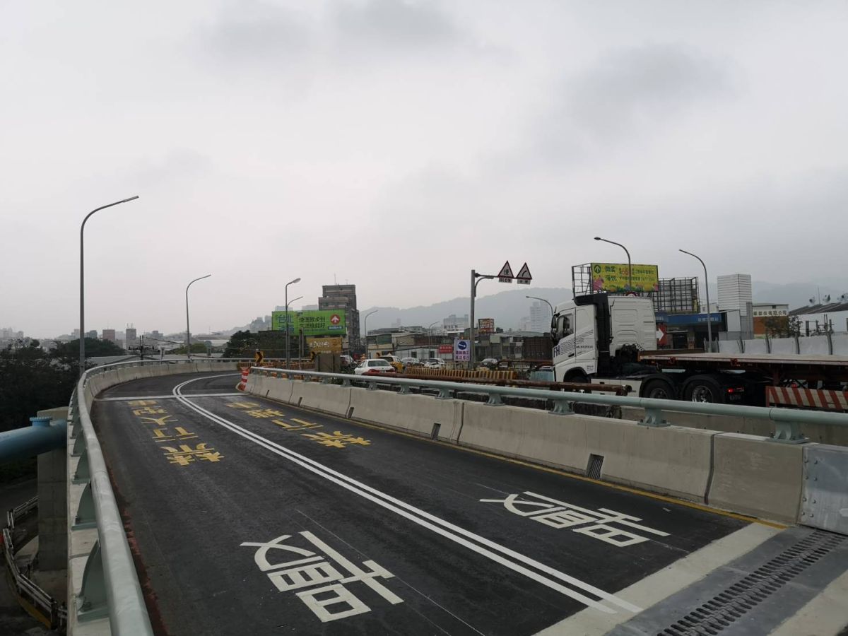 ▲三鶯大橋路段速限30公里、外側車道禁行大型車、內側車道禁行機車及尖峰禁行聯結車。（圖／新北市交通局提供）