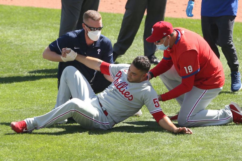 費城人投手Jose Alvarez慘遭強襲球擊中下體。（圖／美聯社／達志影像）▲
