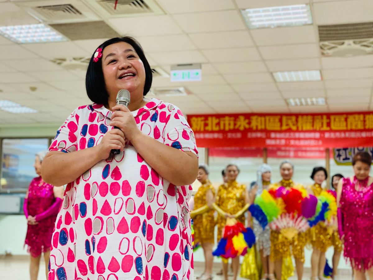 ▲新北市社會局將在8月底出刊《保庇新北市》雙月刊，邀請金鐘視后鍾欣凌與永和民權社區長輩們一起唱跳。（圖／新北市社會局提供）
