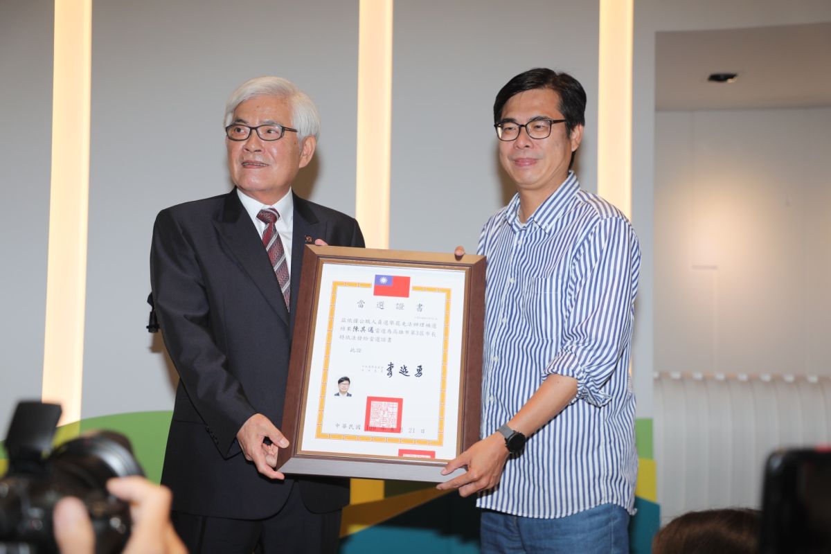 ▲中選會主委李進勇今（21）日下午三點半到陳其邁競選總部送當選證書。（圖／陳其邁競選團隊提供）