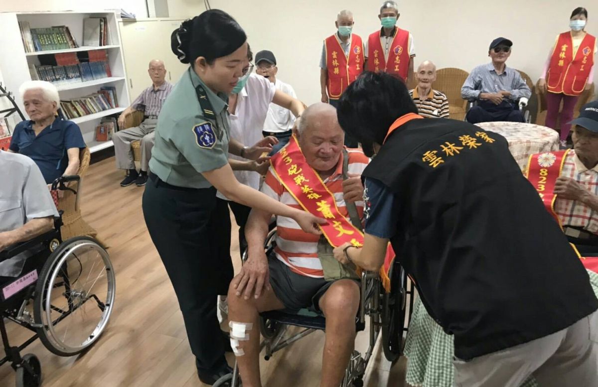 ▲後備指揮部的現役官兵為英雄們披上榮譽肩帶。（圖／記者蘇榮泉攝，2020.08.21）