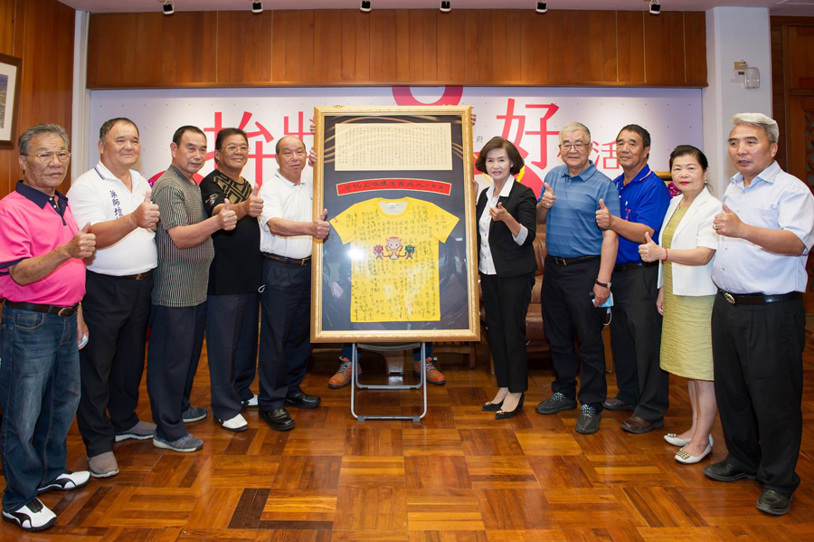 ▲蘇澳區漁會今(21)日特別贈送「漁民簽名紀念衫」給宜蘭縣長林姿妙，感謝她及縣府團隊在媽祖文化節相關活動的付出。（圖／宜蘭縣政府提供)