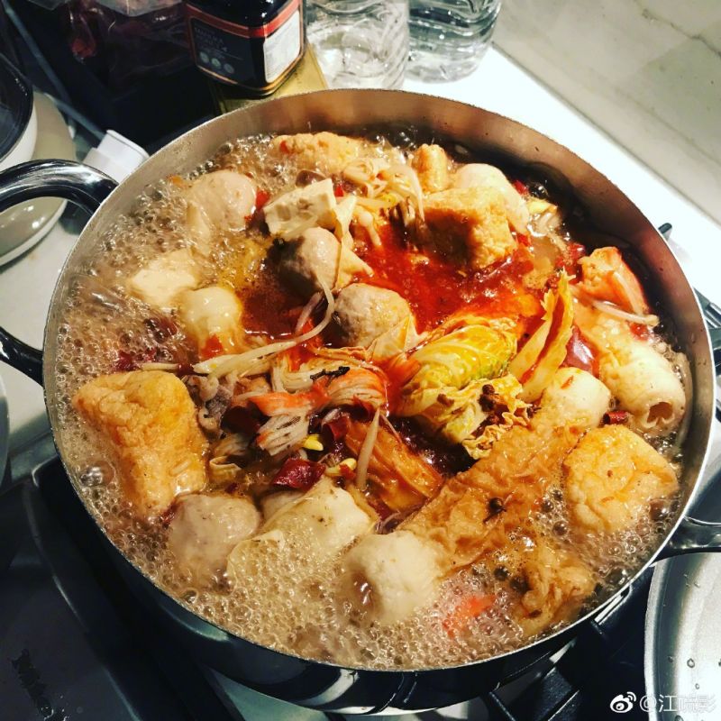 ▲江疏影愛吃火鍋。(圖/江疏影微博)
