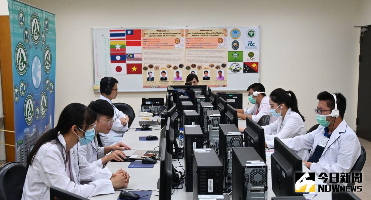 ▲視訊現場，分享中醫及泰醫介入的武漢肺炎預防與治療經驗。（圖／記者陳雅芳攝，2020.08.21）