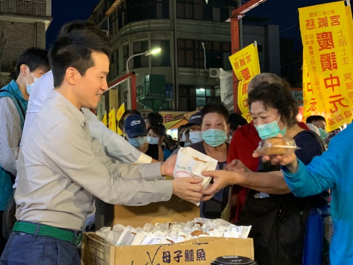 ▲立委何志偉兌現打賭承諾發放1200份雞排，但號碼剛好在1200外的民眾不滿，認為應該早點告知讓他們知道排不到。 (圖/記者吳承翰攝)